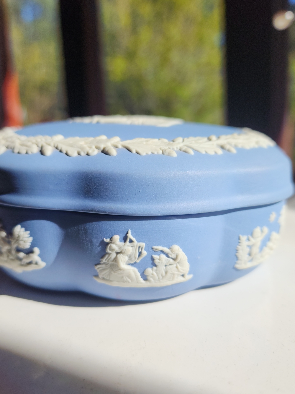 Vintage Wedgwood blue Jasperware lidded trinket box - Picture 4 of 5